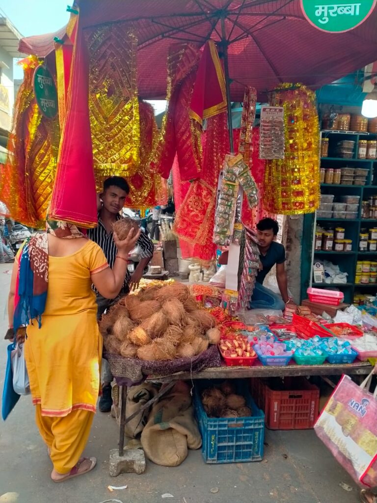 नवरात्रों पर बाजारों में श्रद्धालुओं की लगी है भीड़