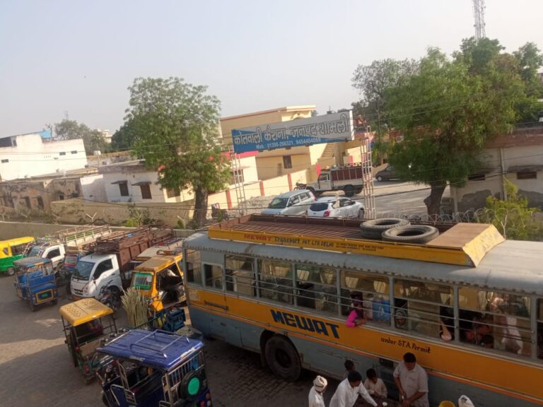 कोतवाली के गेट पर बना बस स्टैंड