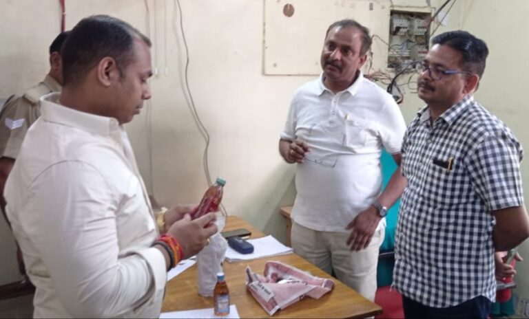 जिलाधिकारी ने किया बागपत के आबकारी समेत कई कार्यालयो का निरीक्षण