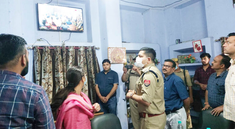 परीक्षा केंद्र पर निरीक्षण करने पहुंचे डीएम-एसएसपी