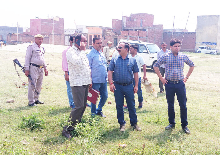 कब्रिस्तान की भूमि पर किए गए कब्जे पर चला बाबा का बुल्डोजर