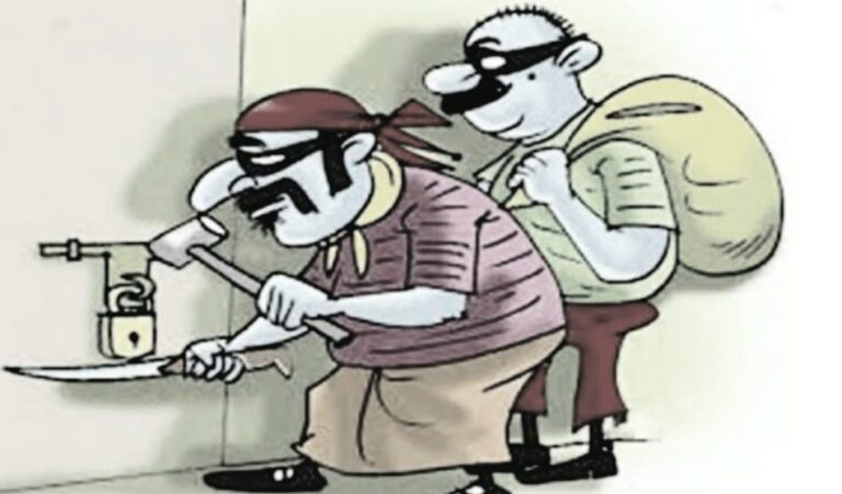 नकब लगाकर दुकान से हजारों की नकदी व सामान चोरी