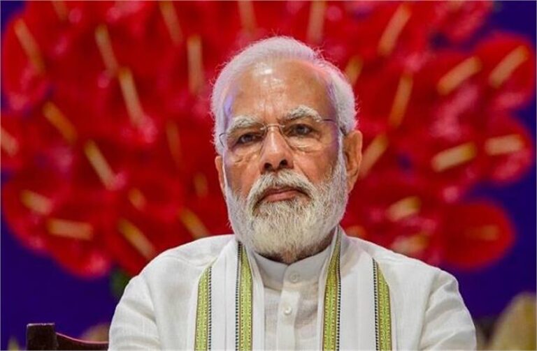 मोदी का अहमदाबाद हवाई अड्डे पर गर्मजोशी से किया स्वागत