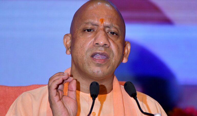 लुलु मॉल विवाद पर सीएम योगी ने दिखाई सख्ती, लखनऊ प्रशासन को दिए ये निर्देश