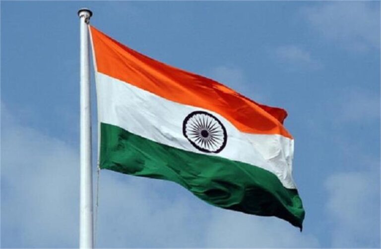 तिरंगा बाइक रैली के लिए संसद पहुंचने लगे सांसद, बुलेट से आए वीके सिंह