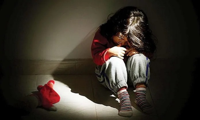 बाथरूम में दरिंदगी! स्कूल में 4 साल की मासूम से किया गया डिजिटल रेप, शरीर पर खुजली के बाद हुआ खुलासा
