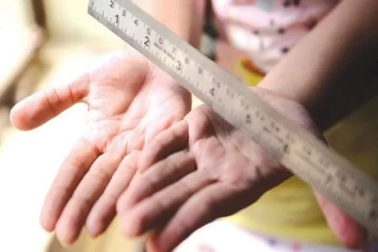40 छात्रों को शिक्षक ने इस वजह से बेरहमी से पीटा, जानें क्या पूरा मामला