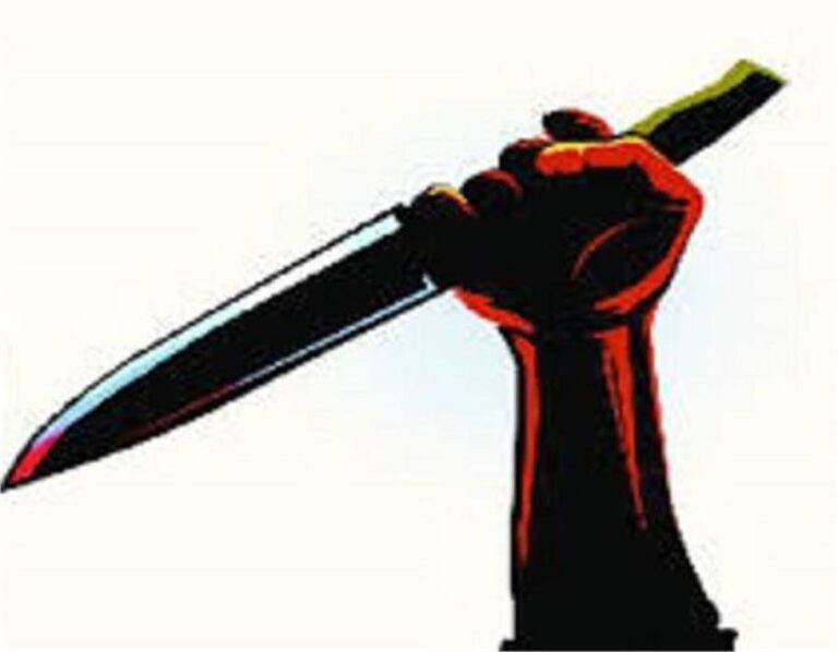 मंदिर में चल रहा था भजन-कीर्तन, व्यक्ति तेजधार हथियार लेकर पहुंच गया