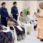 जनता दर्शन में सीएम योगी ने सुनीं फरियादियों की समस्याएं, अधिकारियों को दिए त्वरित निस्तारण के निर्देश