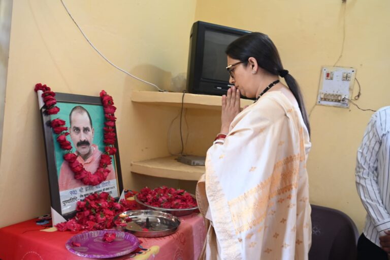 अमेठी दौरे पर स्मृति ईरानी, संगठन को मजबूत करने का दिया संदेश