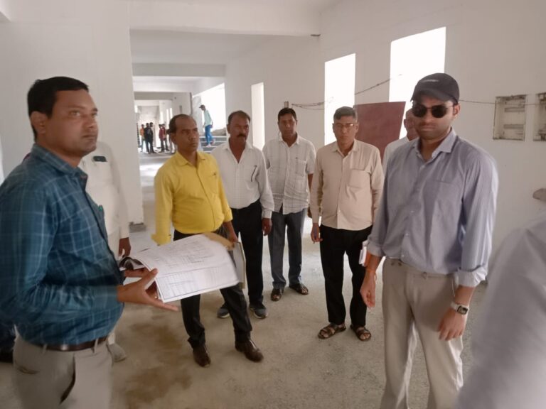देवरिया में निर्माणाधीन एआरटीओ कार्यालय का डीएम ने किया निरीक्षण, गुणवत्ता और समयसीमा पर दिए सख्त निर्देश