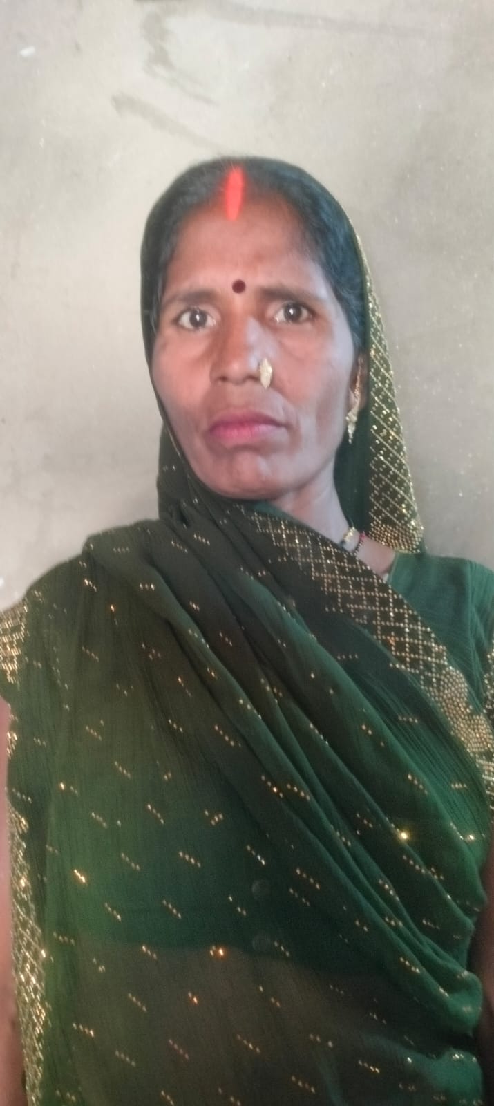 आजमगढ़ में खेत की बाड़ में दौड़े करंट से महिला की मौत, ग्रामीणों का हंगामा