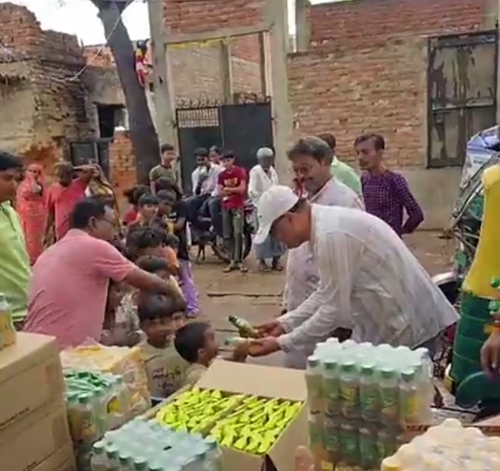 वाराणसी में कैंट विधायक सौरभ श्रीवास्तव ने सेवा बस्तियों में बच्चों को बांटे फ्रूटी और बिस्कुट, बोले- ‘दिन बन गया’