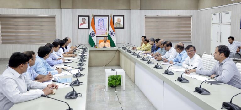 सीएम योगी का स्वास्थ्य विभाग को बड़ा निर्देश: इलाज, दवाएं और आपात सेवाएं हों और बेहतर