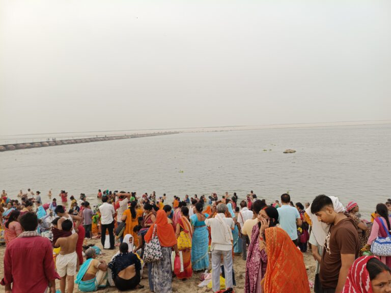 गंगा दशहरा पर बलिया के घाटों पर उमड़ी भारी भीड़, श्रद्धालुओं ने लगाई आस्था की डुबकी