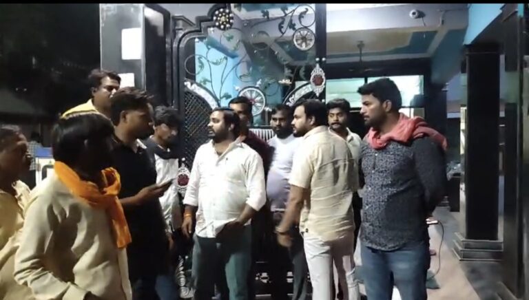 अमेठी में सोशल मीडिया पोस्ट को लेकर पूर्व मंत्री गायत्री प्रजापति के आवास पर हंगामा, FIR दर्ज