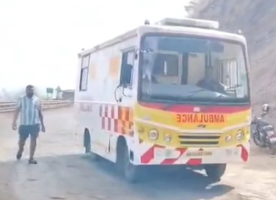 महाराष्ट्र के रायगढ़ में खाई में गिरी पर्यटक गाड़ी, 8 लोगों की मौत; सीएम फडणवीस ने जताया शोक