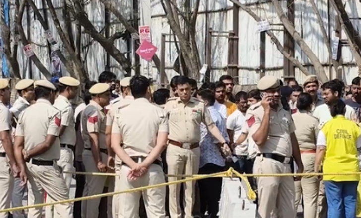 इमारत गिरने के बाद एक्शन में दिल्ली सीएम, किया घटनास्थल का दौरा, दिए सख्त कार्रवाई के निर्देश