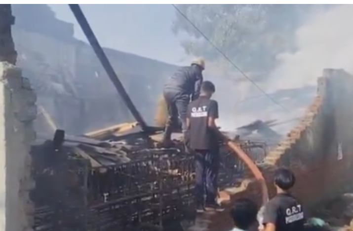 गाजियाबाद में धागा फैक्टरी में लगी भीषण आग, 10 दमकल गाड़ियों ने पाया काबू