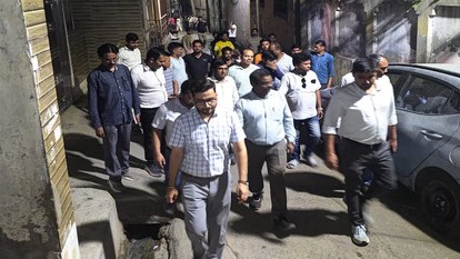 भीषण गर्मी में नोएडा में बिजली व्यवस्था पर रातभर निगरानी, अधिकारी कर रहे फ्लैग मार्च