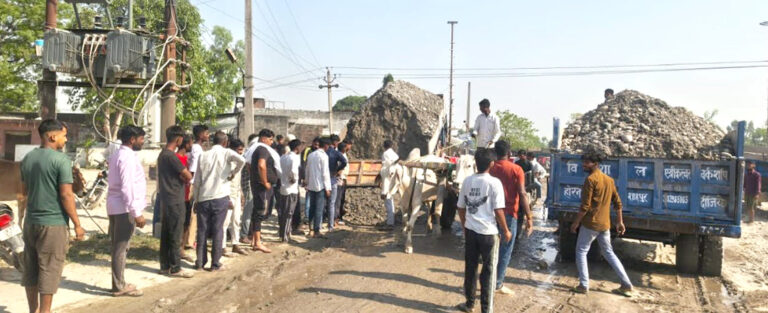 हरिद्वार में खनन वाहनों के खिलाफ ग्रामीणों का प्रदर्शन, टूटी सड़कों और हादसों के खतरे पर जताया गुस्सा