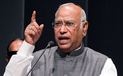 कच्चा तेल सस्ता फिर भी महंगा पेट्रोल-डीजल, खरगे ने केंद्र सरकार को घेरा