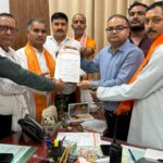 प्रयागराज में विहिप का प्रदर्शन, गौहत्या पर पूर्ण प्रतिबंध और गौशालाओं में सुधार की मांग