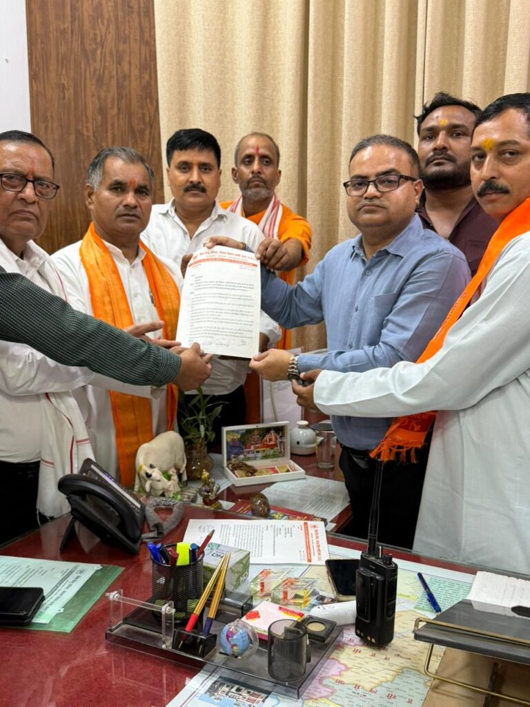 प्रयागराज में विहिप का प्रदर्शन, गौहत्या पर पूर्ण प्रतिबंध और गौशालाओं में सुधार की मांग