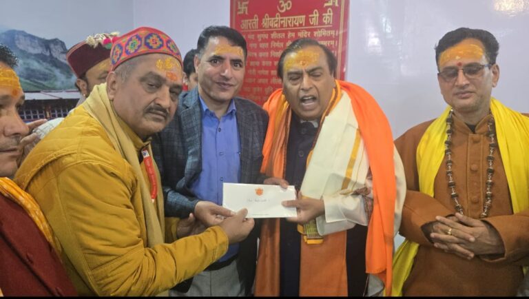 मुकेश अंबानी ने किए बदरीनाथ-केदारनाथ के दर्शन, मंदिर समिति को दिए 10 करोड़ रुपये