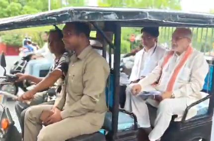 ऊर्जा बचत का संदेश देने ई-रिक्शा से विधानसभा पहुंचे मंत्री सुरेश खन्ना, जनता से की ईंधन बचाने की अपील