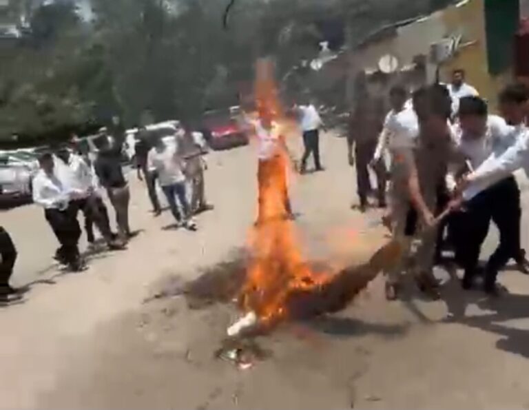 ई-पंजीकरण के विरोध में नोएडा बार एसोसिएशन का उग्र प्रदर्शन, मंत्री का पुतला फूंका, भूख हड़ताल की चेतावनी