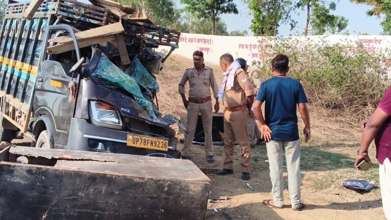 सोनभद्र में भीषण सड़क हादसा, खड़े वाहन से टकराई मैजिक; दो की मौत, तीन घायल