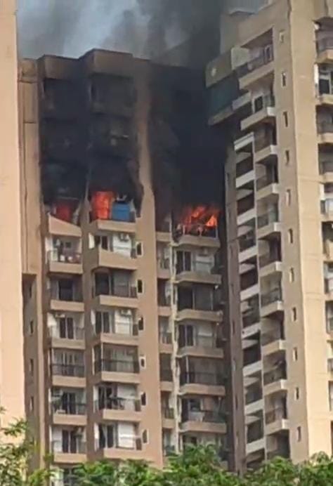 21वीं मंजिल पर एसी बना आग का गोला! नोएडा की अरण्या सोसाइटी में मची अफरा-तफरी, तीन फ्लैट झुलसे