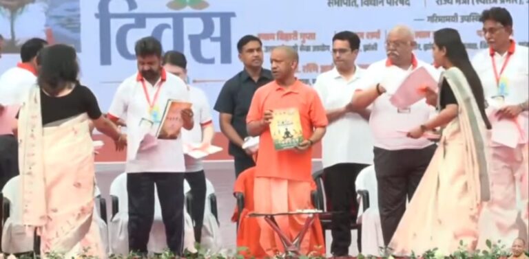 यूपी में योग दिवस की भव्य धूम: लखनऊ से लेकर झांसी और प्रयागराज तक दिग्गजों ने किया योगाभ्यास, राजभवन में राज्यपाल तो झांसी में सीएम योगी हुए शामिल