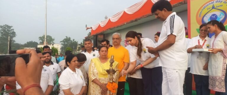 बिजनौर नेहरू स्टेडियम में अंतरराष्ट्रीय योग दिवस पर भव्य आयोजन, प्रभारी मंत्री कपिल देव अग्रवाल बोले-सभी को अपने दैनिक दिनचर्या में योग को शामिल करना चाहिए