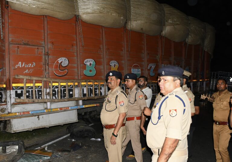 बहराइच में भीषण सड़क हादसा: तेज रफ्तार ट्रक ने रोडवेज बस को मारी टक्कर, 16 घायल