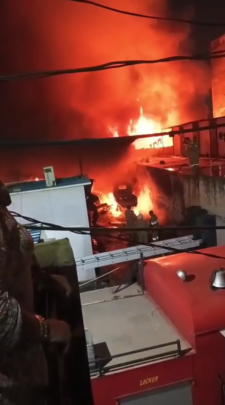 ग्रेटर नोएडा में केले के गोदाम में भीषण आग, ऑटो जलकर राख, लाखों का नुकसान