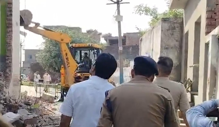 संभल में कब्रिस्तान की जमीन पर बनी अवैध मस्जिद ध्वस्त, प्रशासन ने कोर्ट आदेश का हवाला दिया