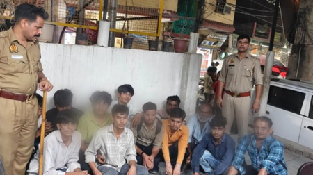 ग्रेटर नोएडा में सार्वजनिक स्थानों पर शराब पीने वालों पर कार्रवाई, 366 लोग गिरफ्तार