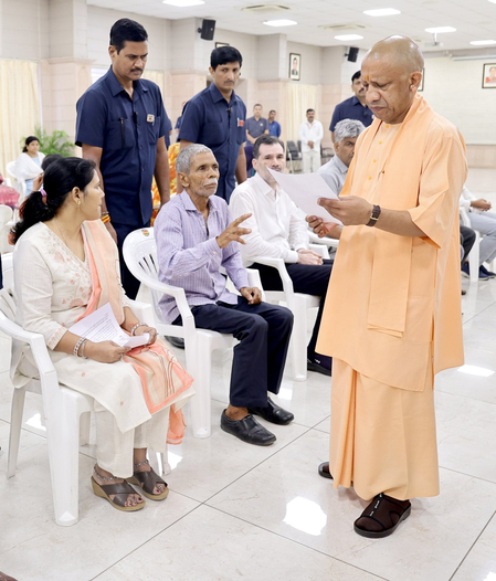 जनता दर्शन में सीएम योगी का बड़ा आश्वासन: आर्थिक तंगी से नहीं रुकेगी किसी जरूरतमंद की पढ़ाई