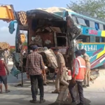 गुजरात में वडोदरा-हालोल हाईवे पर भीषण सड़क हादसा, ट्रक से टकराई बस, 6 की मौत, 26 घायल