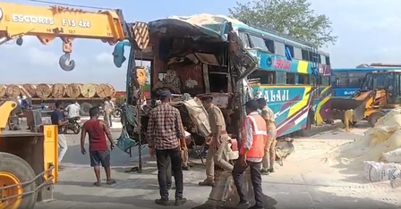 गुजरात में वडोदरा-हालोल हाईवे पर भीषण सड़क हादसा, ट्रक से टकराई बस, 6 की मौत, 26 घायल