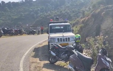 हिमाचल प्रदेश में दर्दनाक हादसा: गहरी खाई में गिरी बोलेरो, 3 महिलाओं समेत 7 लोगों की मौत