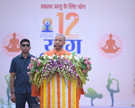 झांसी में अंतरराष्ट्रीय योग दिवस पर सीएम योगी बोले-योग भारत की विरासत, प्रकृति के साथ संतुलित जीवन जरूरी