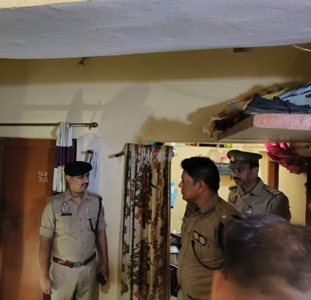 गोरखपुर में ट्रिपल मर्डर से सनसनी: नाबालिग भाई ने बड़े भाई, भाभी और 3 वर्षीय भतीजे की ली जान