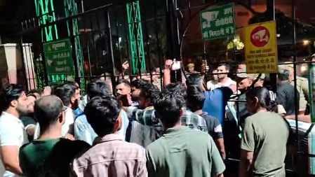 ग्रेटर नोएडा जिम्स में हंगामे का हाई-वोल्टेज ड्रामा! स्थायी नौकरी की मांग पर अड़े कर्मचारी, पुलिस से धक्का-मुक्की का वीडियो वायरल