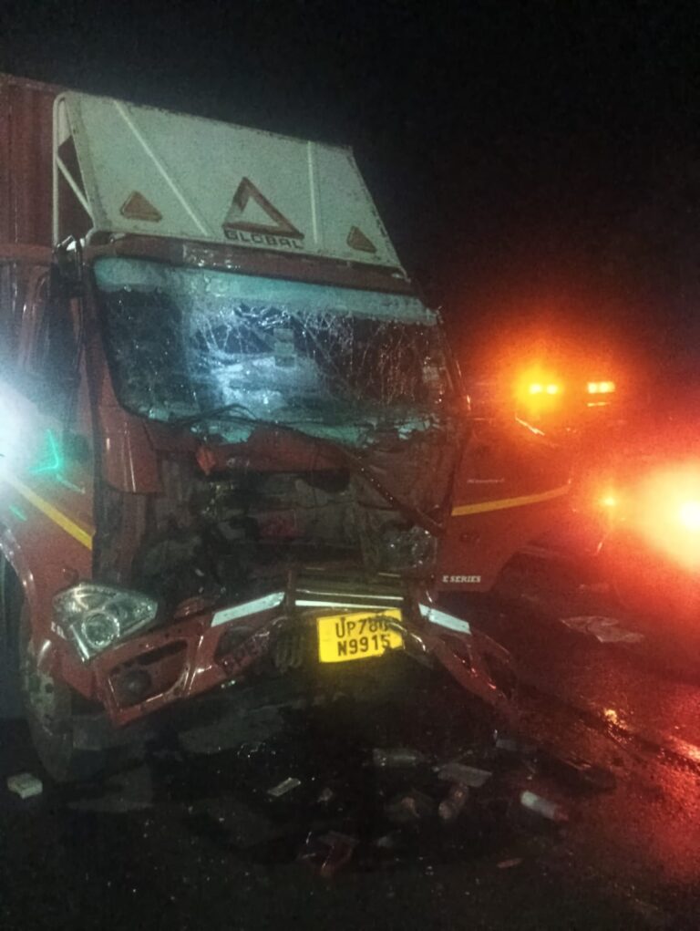 औरैया में NH-19 पर भीषण हादसा, डंपर से टकराया कंटेनर ट्रक, 3 लोग घायल