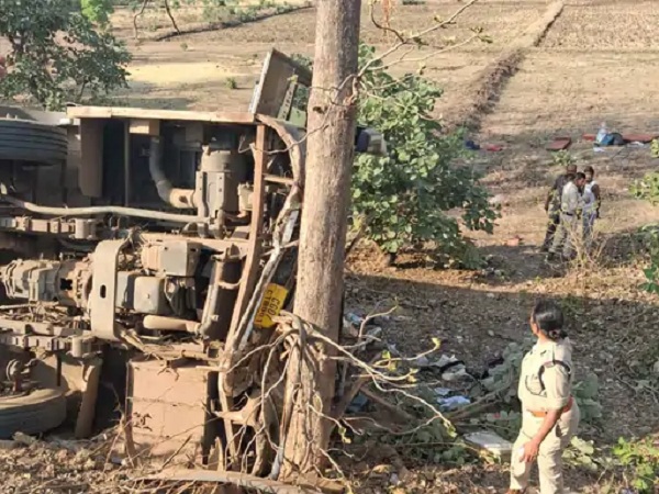मध्य प्रदेश के मंडला में सड़क हादसा: तीर्थयात्रियों से भरी बस पलटी, 25 घायल, 11 की हालत गंभीर