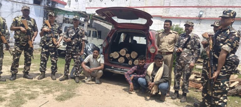 बलरामपुर में चंदन लकड़ी तस्करी का भंडाफोड़, तीन आरोपी गिरफ्तार