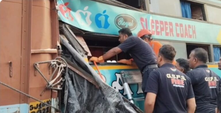 वडोदरा सड़क हादसा: खड़े ट्रक से टकराई बस, 6 की मौत, 31 घायल